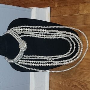 EUC Costume Pearl Necklace 😍